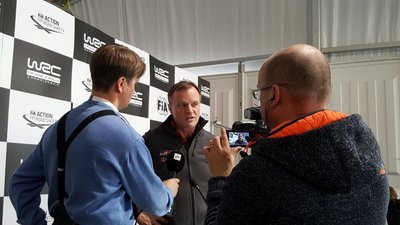 Tommi Mäkinen pärast võistlust pressikeskuses Ylele intervjuud andmas.