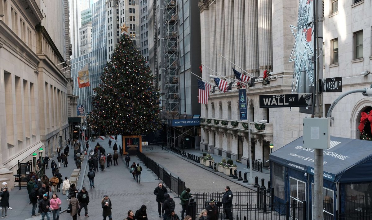 New Yorgi börsi juurde Wall Streetile on kerkinud jõulukuusk