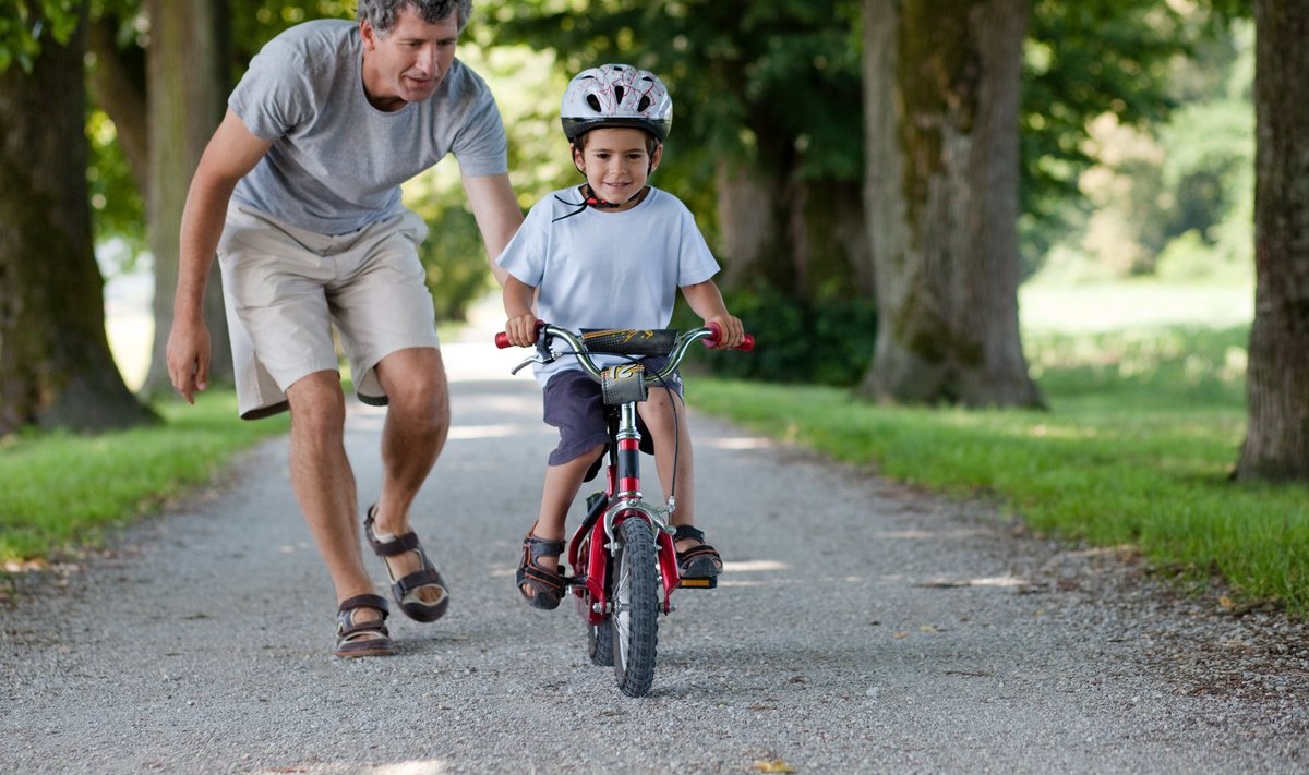 Lapsed tohivad rattaga sõita, kuid vanemad hoolitsegu, et see jalakäijaid ei segaks.