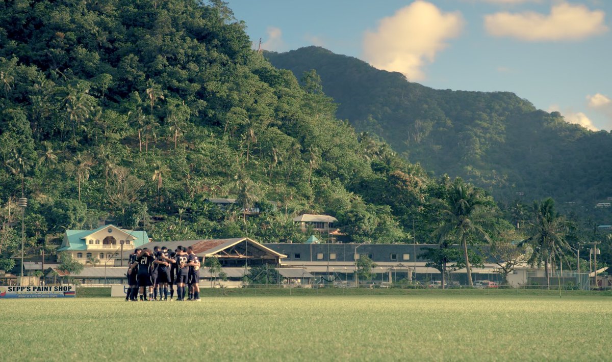 Nagu kokkuhoidev pere: Ameerika Samoa jalgpallimeeskond oma eksootilisel vutiväljakul.