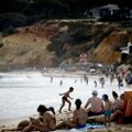ФОТО | "Коронавирус? Нет, не слышали". В Португалии объявили карантин, тысячи португальцев отправились загорать на пляж