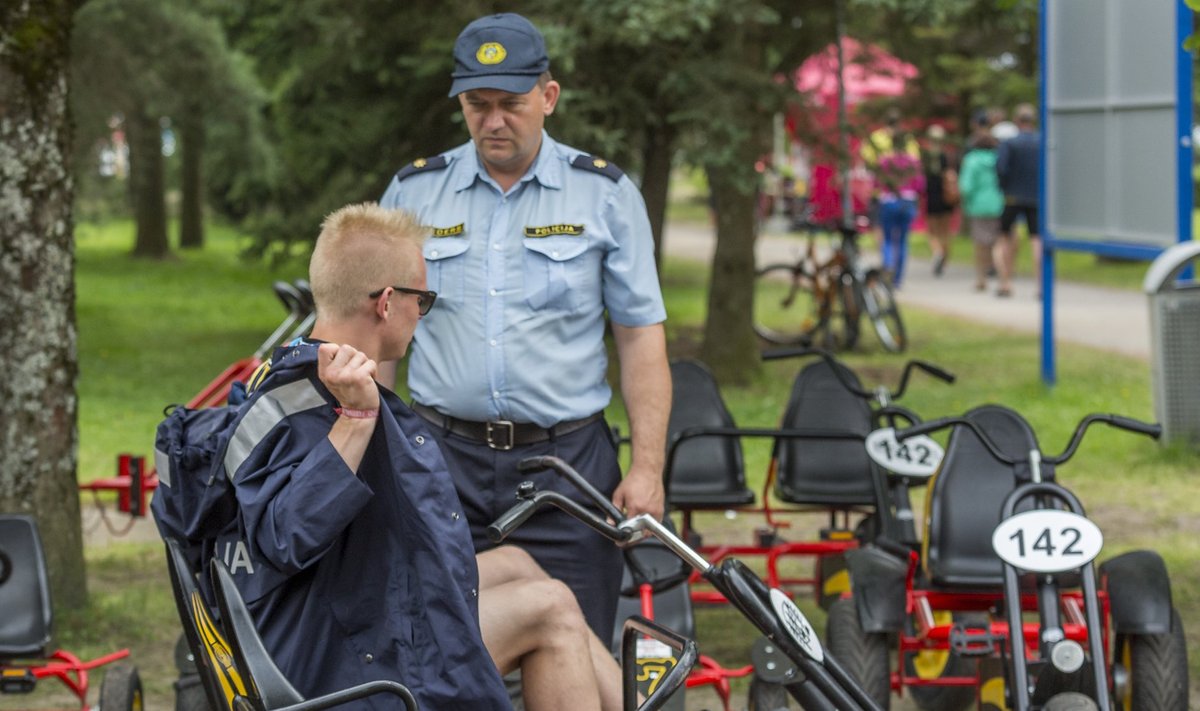 Noormees Läti politsei vihmakeebiga
