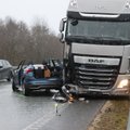 FOTOD | Pärnu maanteel põrkasid kokku kaks veoautot ja sõiduauto, üks inimene viidi haiglasse