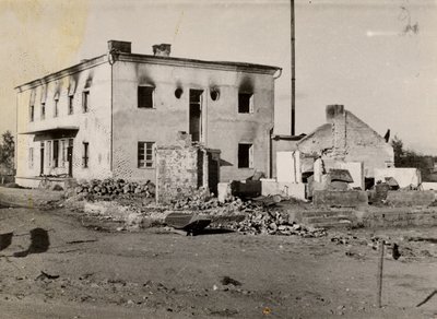 Ardu algkooli hoone. Maja süütasid põlema ahkuvad punaarmme üksused jahävituspataljoni liikmed 8. augustil 1941.