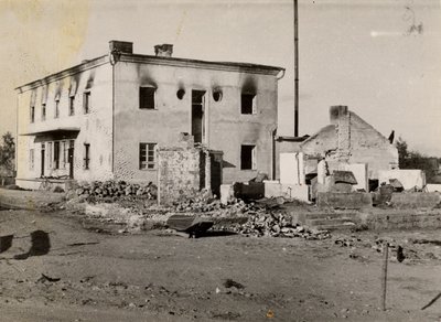 Ardu algkooli hoone. Maja süütasid põlema ahkuvad punaarmme üksused jahävituspataljoni liikmed 8. augustil 1941.