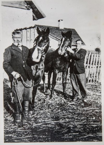 Raul Kuutma isa ja õemees Kusta 1945. aastal hobustega