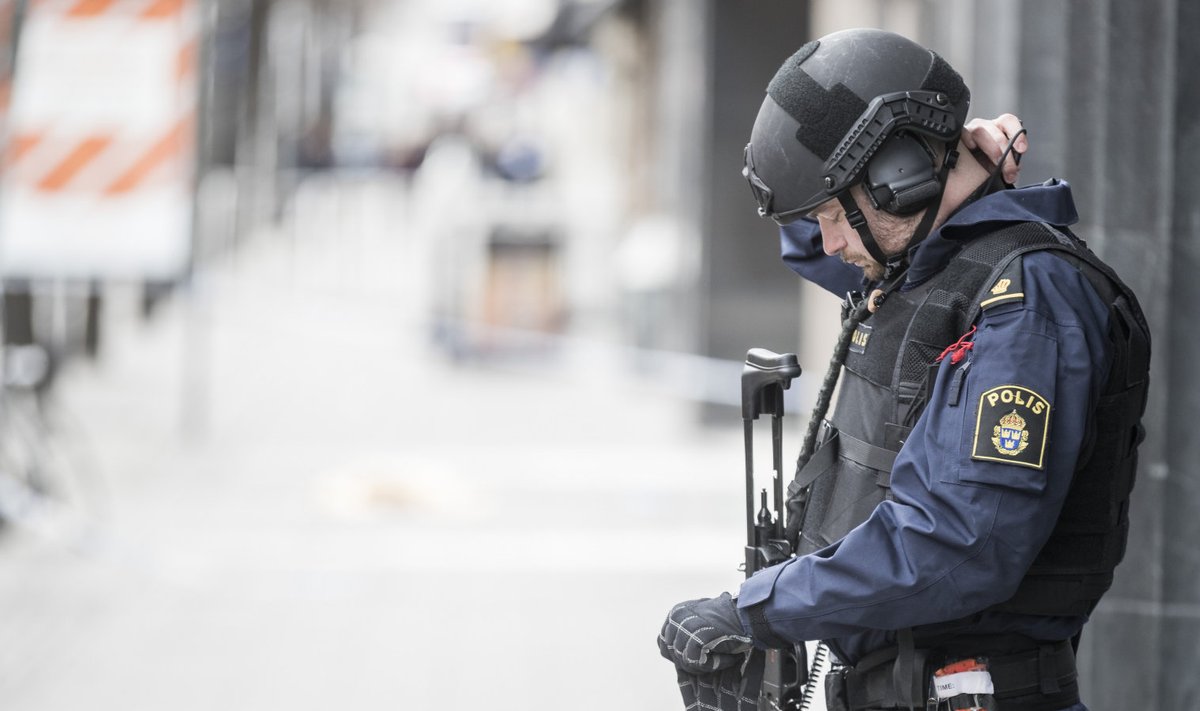 Rootsi politseinik rünnakupaika turvamas