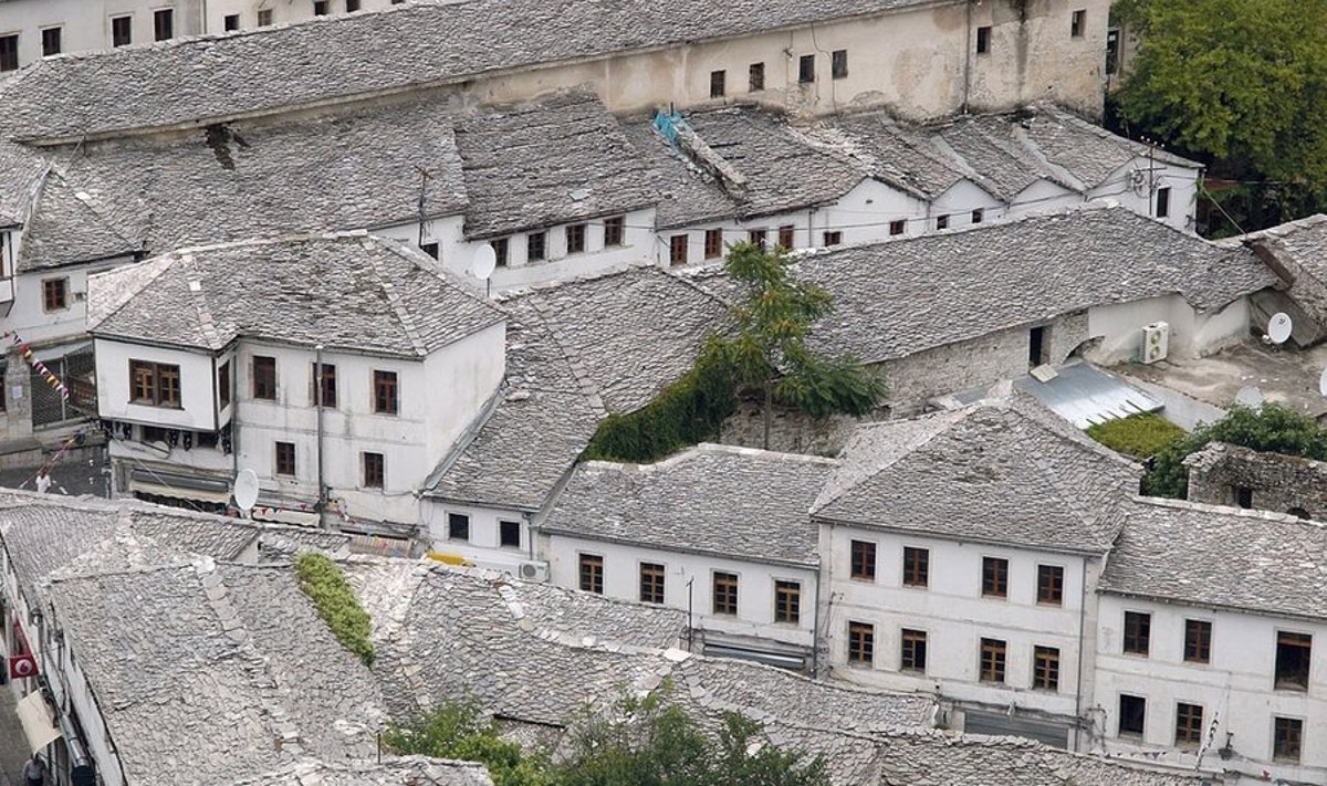 Hõbedaste kivikatustega Gjirokastra linn võlub kitsaste tänavate ja  põneva arhitektuuriga.