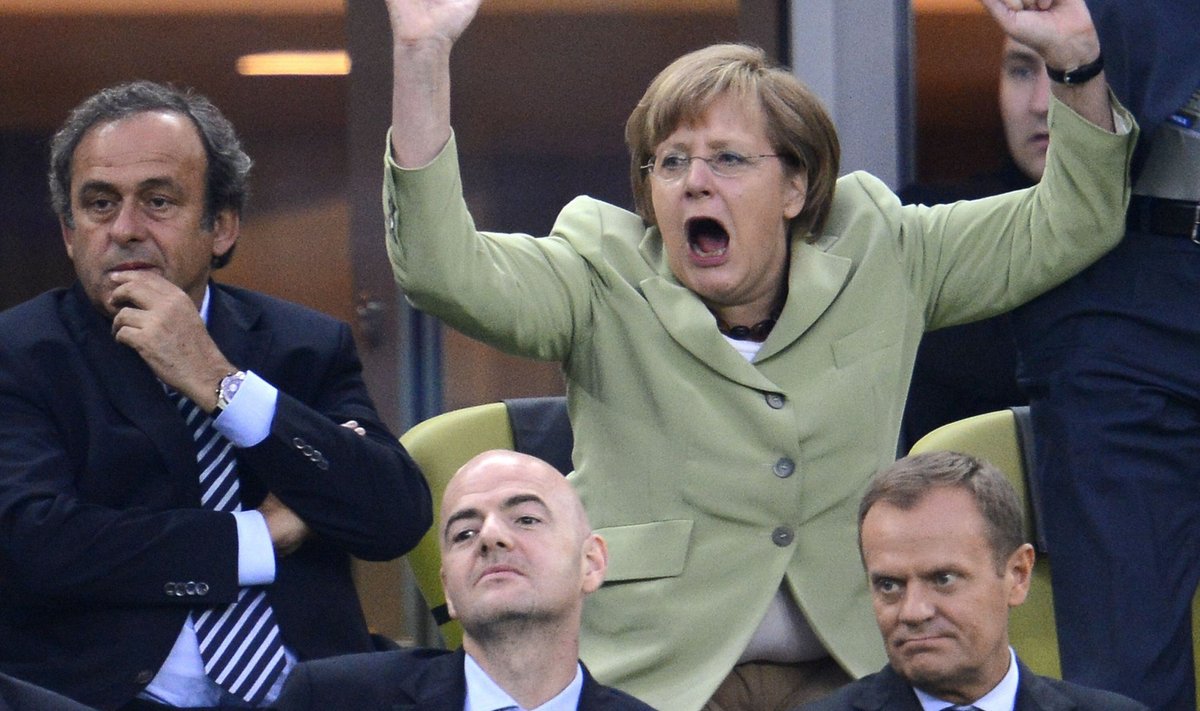 Angela Merkel koos Platiniga jalgpalli vaatamas