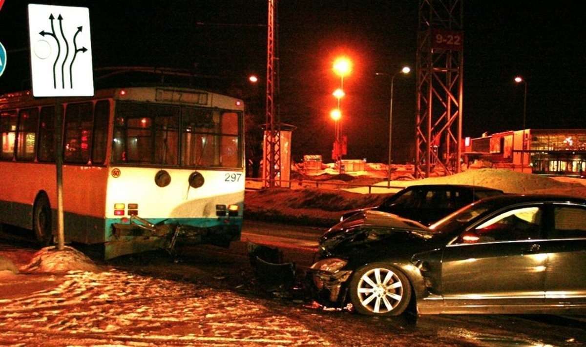 ФОТО: Пьяный водитель врезался в троллейбус и разбил шикарное авто - Delfi  RUS