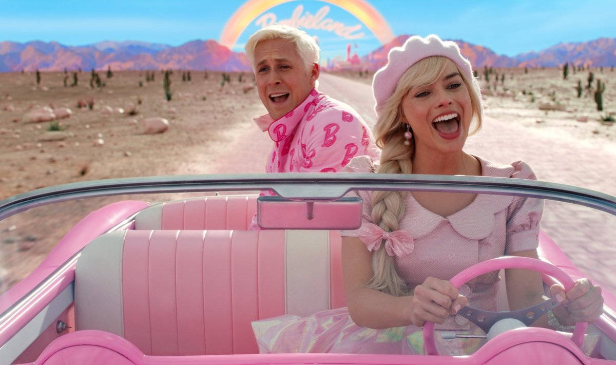 Ken (Ryan Gosling) ja Barbie (Margot Robbie) on teel Los Angelesse, kus neile seni teada ühiskonnakord ei kehti.