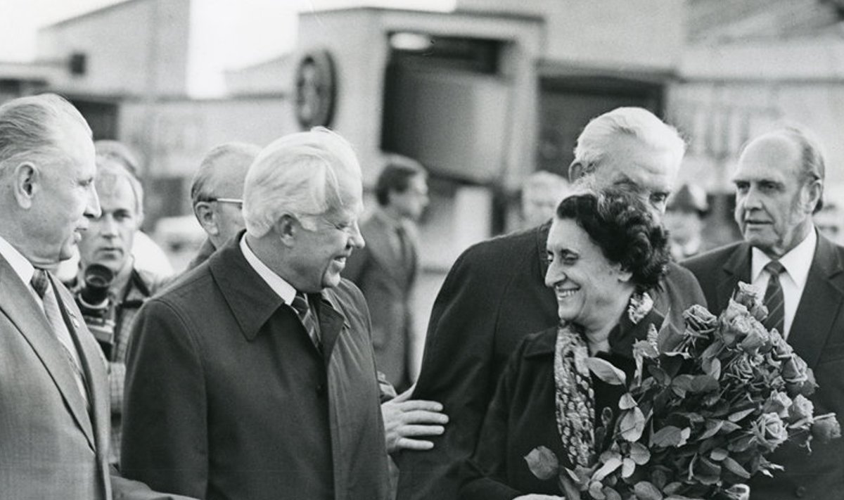 India peaministri Indira Gandhi visiit Eestisse 1982. aastal. Gandhi vestlemas EKP KK I sekreäri Karl Vainoga. Paremalt esimene Arnold Green.