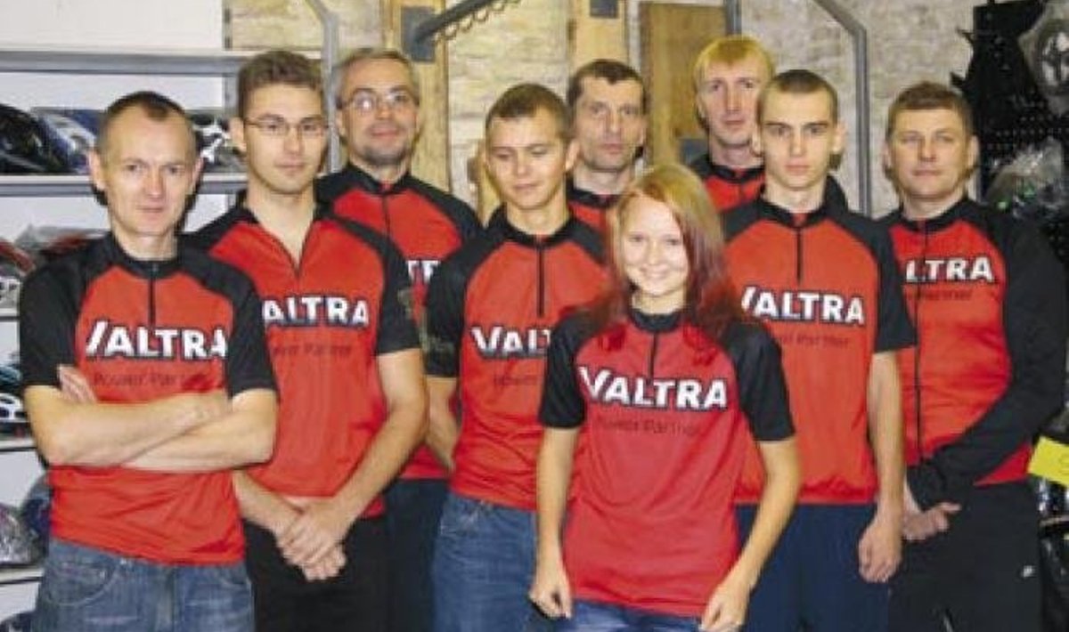 Aleksander Nõmmik (vasakult), Tauri Must, Kristjan Männa, Alar Nõmmik, Kaido Kaschan, Tiina Nõmmik, Martin Kaschan, Jaanus Nõmmik, Ivo Mölder.