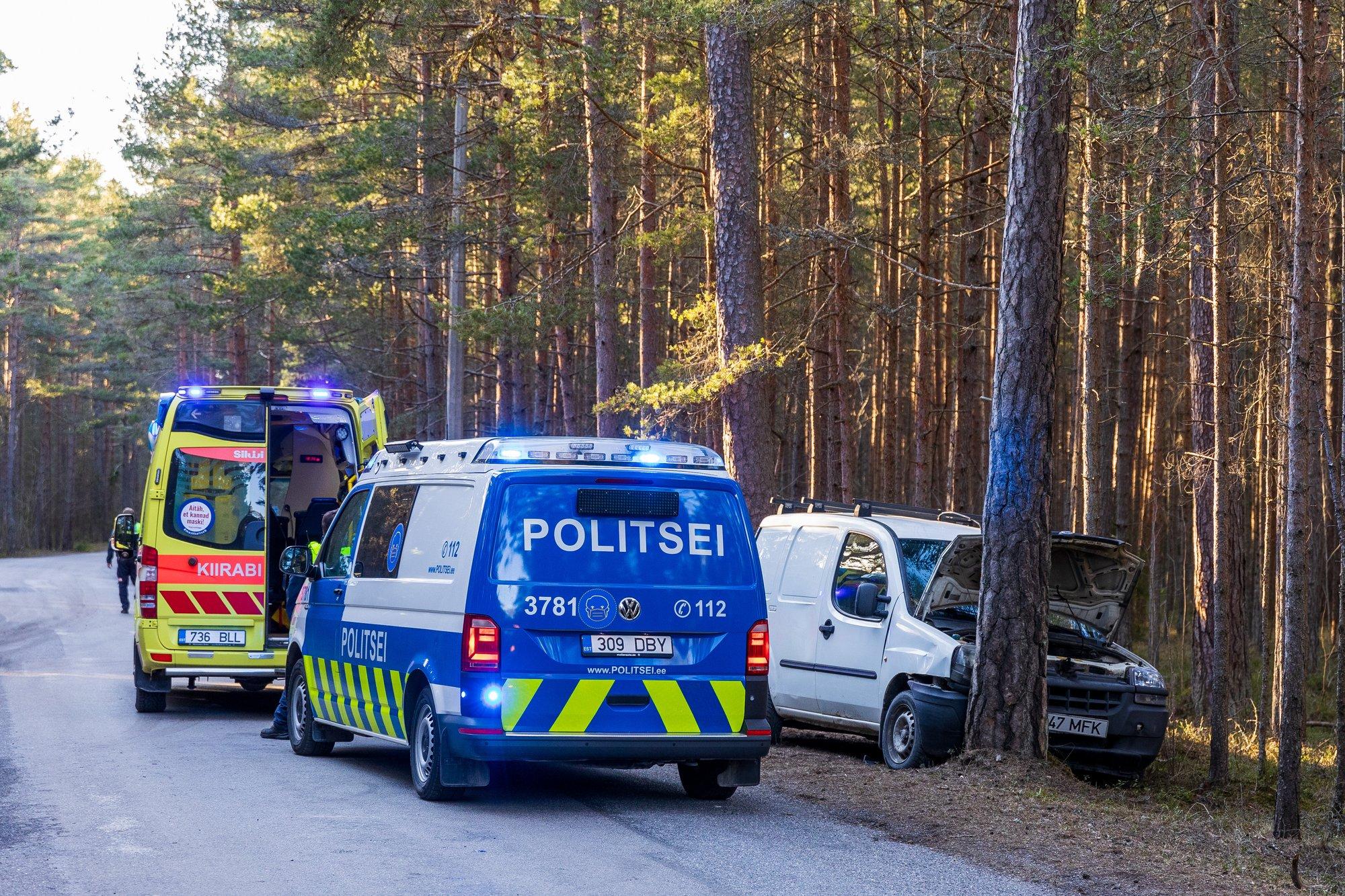 ФОТО | Автомобиль вылетел с дороги и врезался в дерево: погиб человек -  Delfi RUS