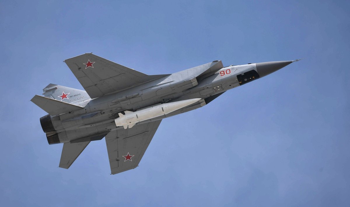 MiG-31 9. mai paraadil Tsirkon-tüüpi raketiga