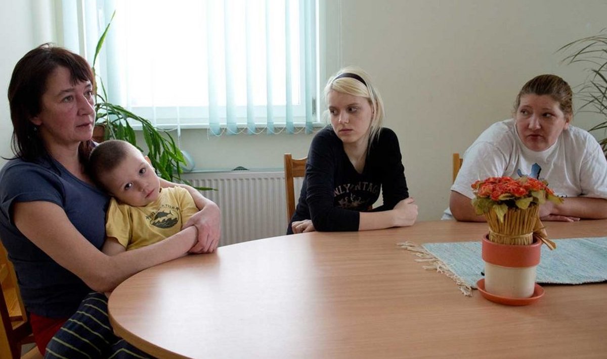 Pireti (vasakul), Valentina ja Diana mure on sama – raha kodu jaoks ei jätku.