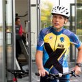 Президент Кальюлайд колесила по Нарве на велосипеде, нарушая ПДД