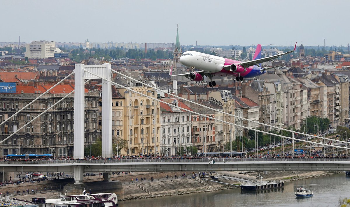 Budapesti südalinn. Reisilennuk sooritamas õhuetenduse käigus madallendu.