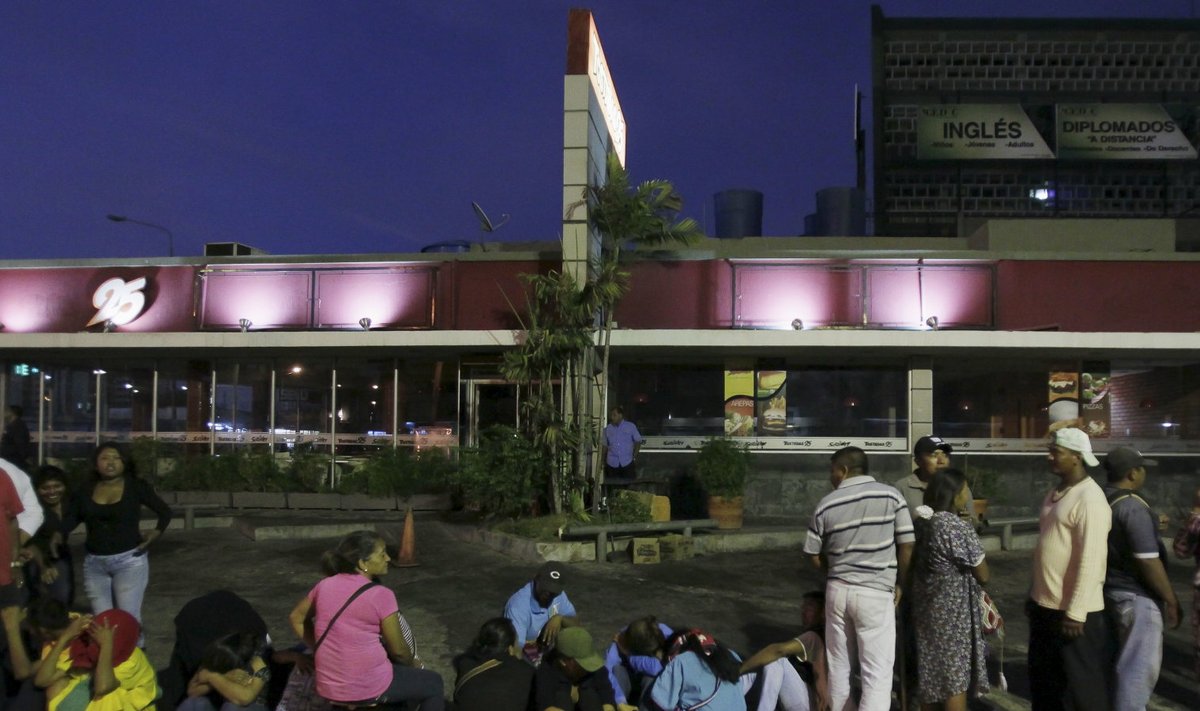 inimsaba Venezuelas Maracaibos asuva supermarketi ees