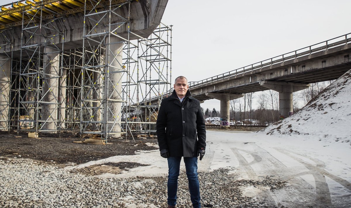 TREV-2 juhatuse esimees Sven Pertens on Tallinna ringteel Saue ja Keila vahel, kuhu ettevõte viadukti ehitab. Sellest nagu kõigist teistest riigi tellitud taristuobjektidest on suures hinnatõusus saanud ettevõttele miinusprojekt.