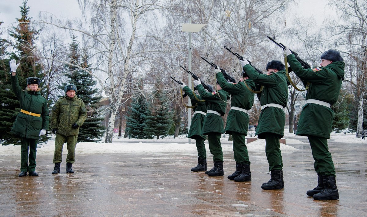 AUPAUK SURNUTELE: Samaras mälestati Makijivkasse elu jätnud Vene sõdureid. Kui palju neid täpselt oli, selgub loodetavasti tulevikus.