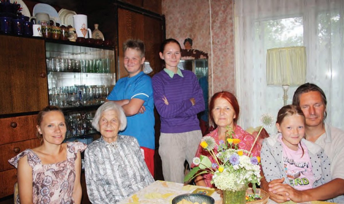 Elfireidel on suur ja vahva pere - (vasakult) tütretütar Katrin, Elfriede ise, tütrepoja poeg Robin, tütretütar Kerstin, tütar Anu, tütrepoja tütar Lotta ja tütrepoeg Martin. Osa seltskonda on veel puudugi, sest ühtekokku on vanaproual kolm last, kuus lap