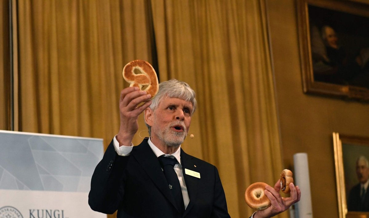 Nobeli füüsikaauhinna komitee liige Thors Hans Hansson selgitamas füüsika-Nobeli keskmes olnud teadusharu topoloogia olemust kringli, saiakese ja sõõriku abiga.