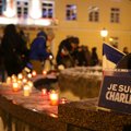 DELFI FOTOD: Südamlik! Tartus korraldasid välistudengid Charlie Hebdo toimetuses hukkunute mälestuseks ürituse