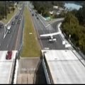 VIDEO: New Jersey tegi väikelennuk hädamaandumise maanteele