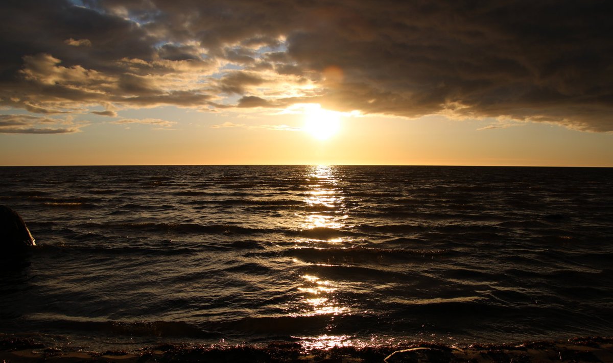 Kabli loodusraja retke lõpetuseks võib nautida kaunist päikeseloojangut Kabli rannas