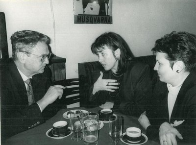 SOROSEGA: Miljardärist filantroop George Soros, Sirje Helme ja Mall Hellam Von Krahlis Tallinnas 1995. aasta aprillis.