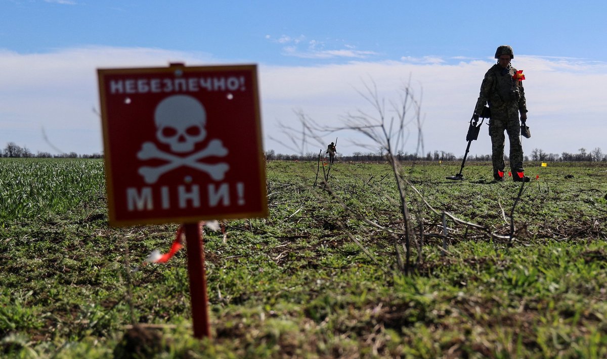 OHTLIK! Ukraina sapöörid teevad neljapäeval Hersoni piirkonnas demineerimistöid.