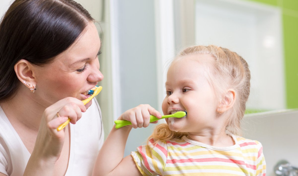 Et vanem oskaks lapsi õigete suuhügieeniharjumuste juurde suunata, peab ta neid ka ise järgima.