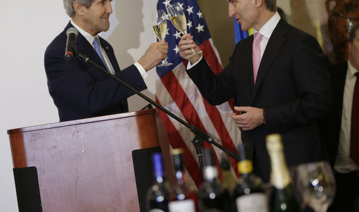 Госсекретарь США Джон Керри (слева) во время визита в Кишинев дегустировал вино вместе с премьер-министром Молдавии Юрие Лянкэ.