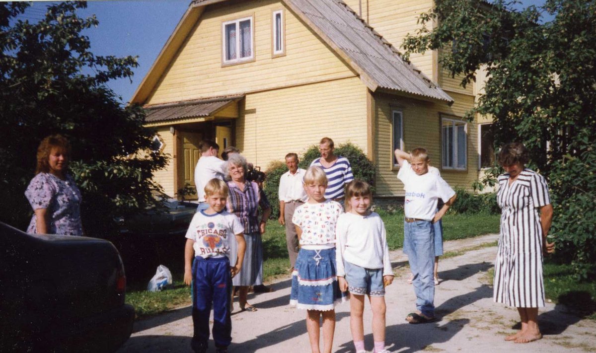 16.07.1995. Suveks maale! Pildil Vello ja Ülo oma abikaasade ja osade järeltulijatega. Kesksel kohal on armastatud kollakas kodumaja, mis perekonda ühendab.