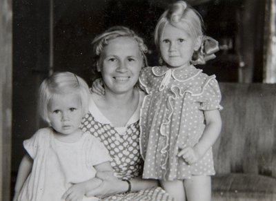 Külli ja Kersti koos ema Ulita Nigeseniga.