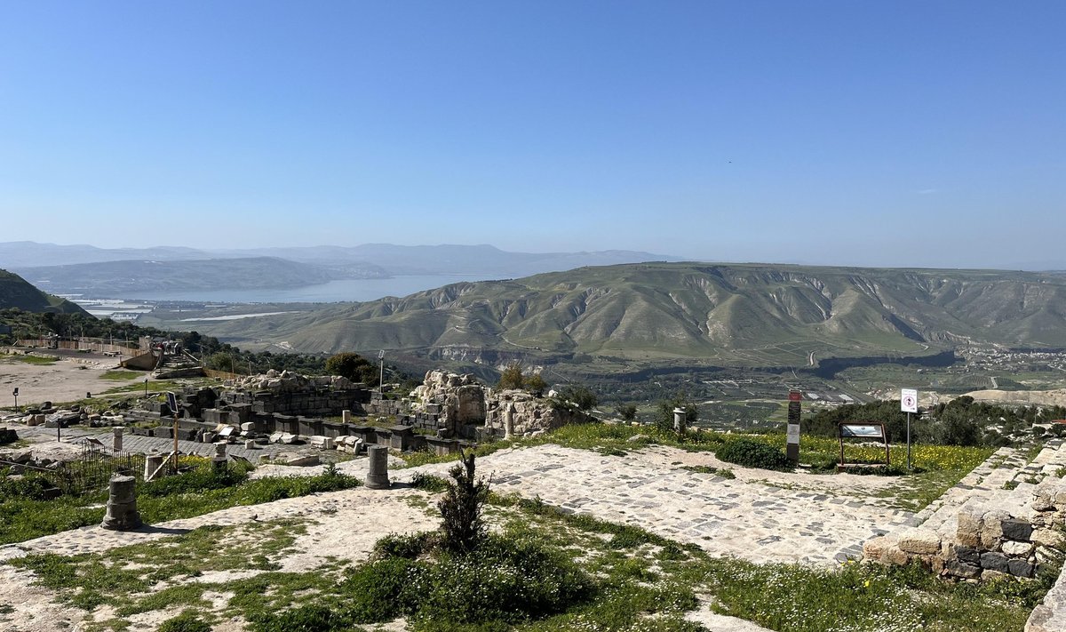 Gadaras on võimalik vaadata korraga kolme riiki: ise asud Jordaanias, aga saad vähimagi vaevata heita pilgu piiriäärsetele Iisraeli ja Süüria külakestele.
