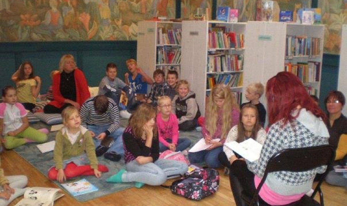 Lasteaia- ja koolilapsed lugemispäeval raamatukogus tarkust omandamas