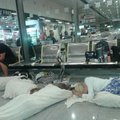ФОТО: Из-за 12-часовой задержки эстонские туристы спали на полу в аэропорту Варны
