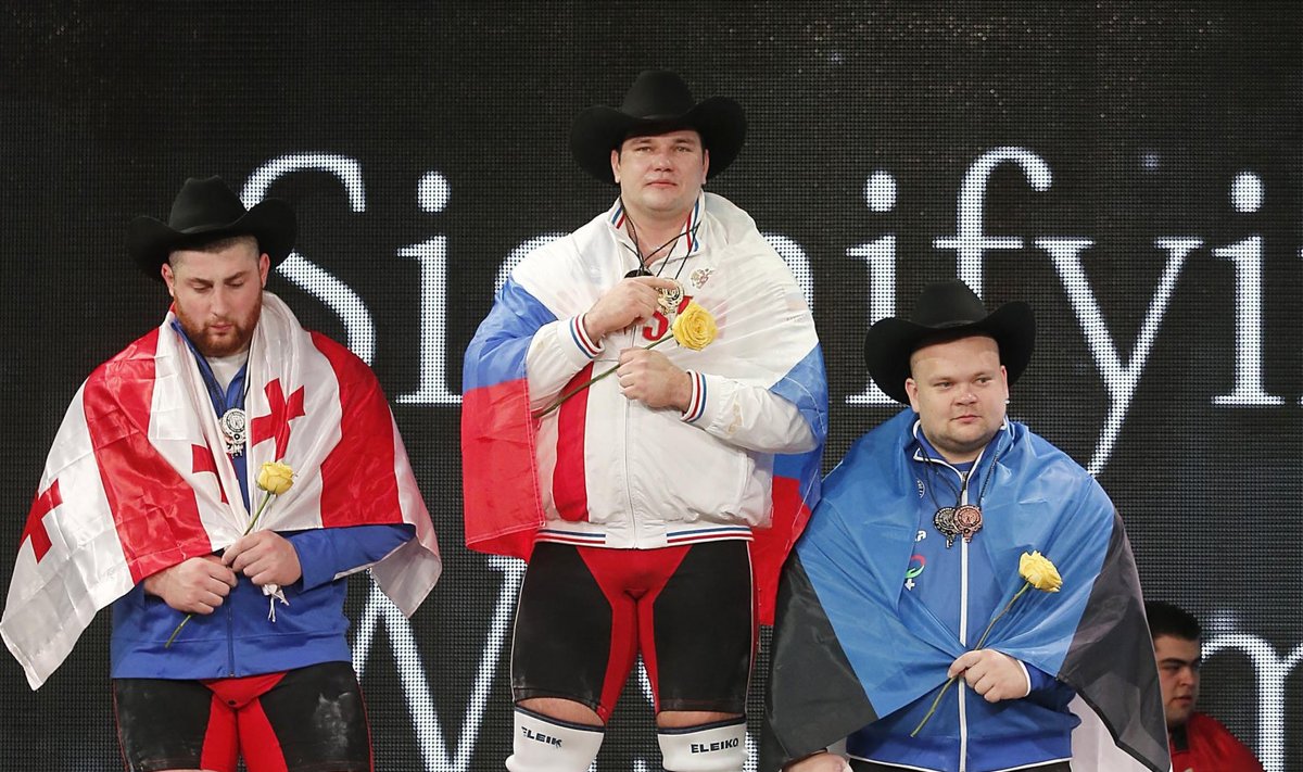 Meenutus Houstoni MMilt: võidumees Aleksei Lovtšev (keskel) on tänaseks saadetud sundpuhkusele, nukrutsev hõbedane Laša Talahhadze (vasakul) on kerkinud valitsejaks. Mart Seim (paremal) pole endiselt kätte saanud rivaalide kaelas olevaid medaleid.