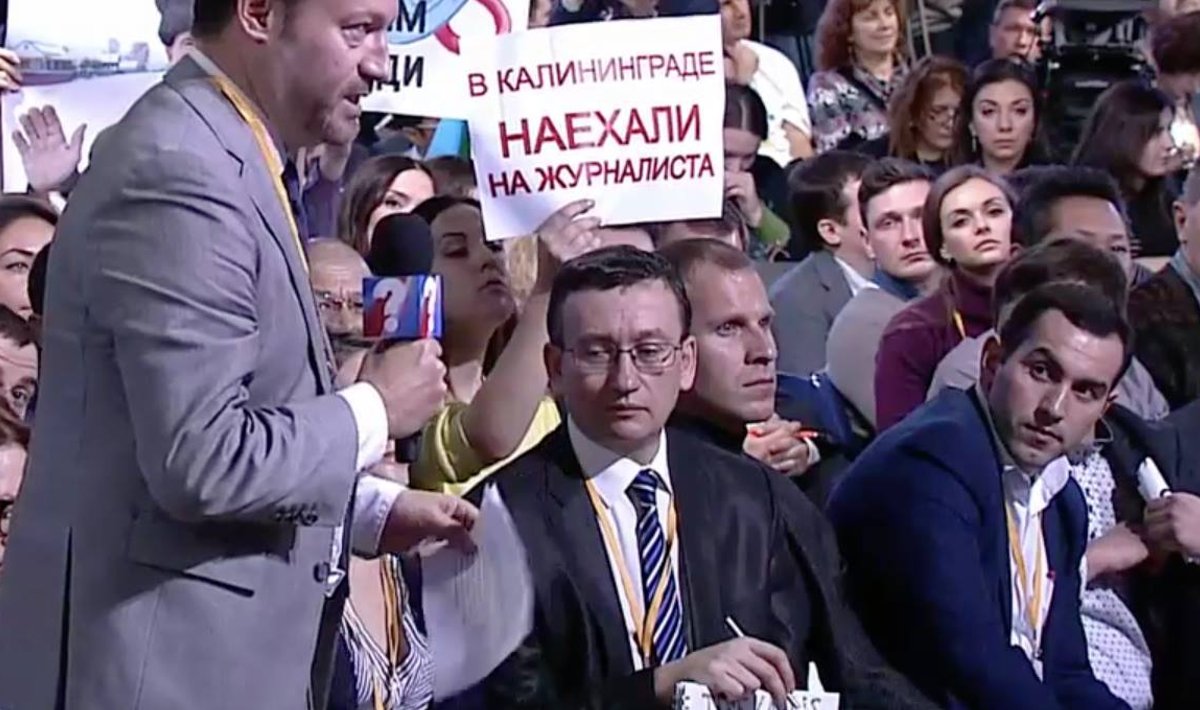 Oleg Tesla möödunud aastal Vladimir Putini pressikonverentsil (istub, eestikeelse plakatiga)