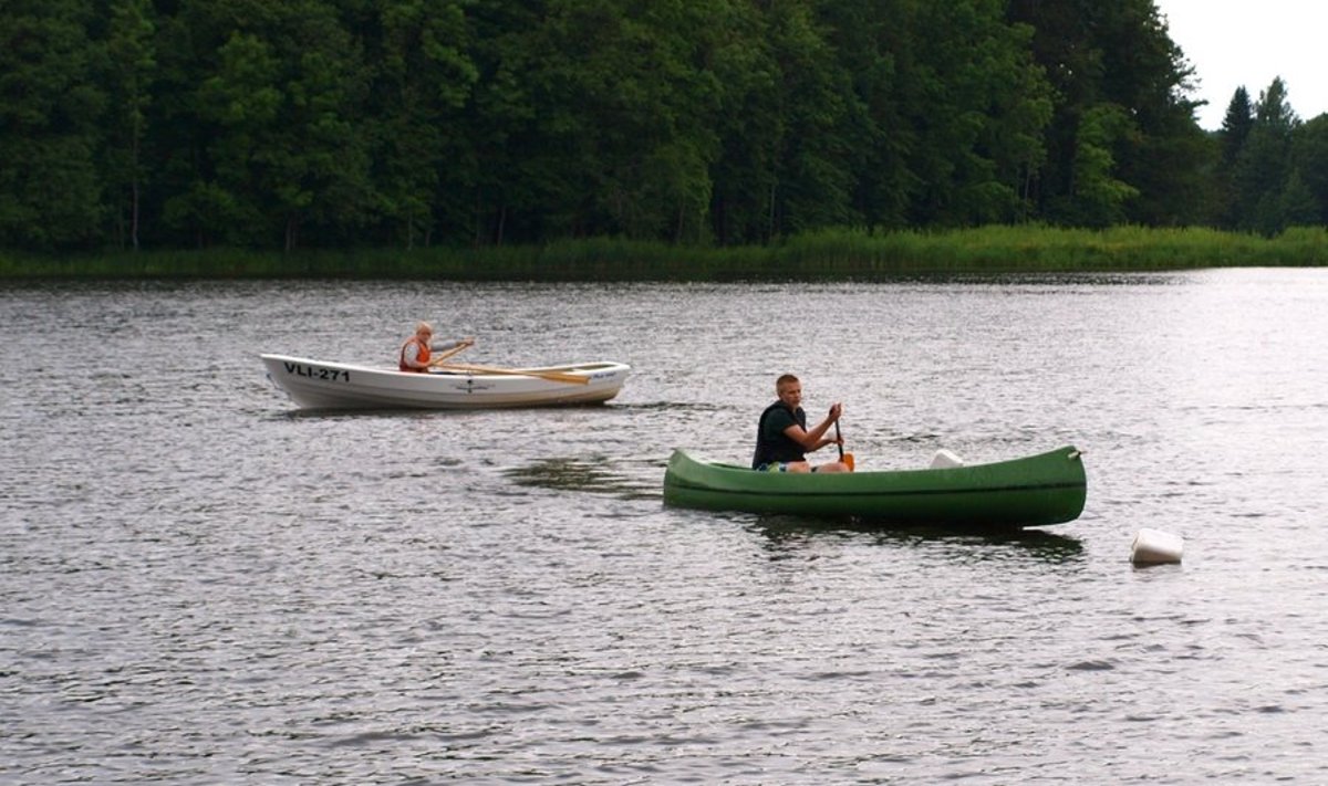 Võistlejad kanuudega slaalomirajal.  Foto: Aivo Parmson