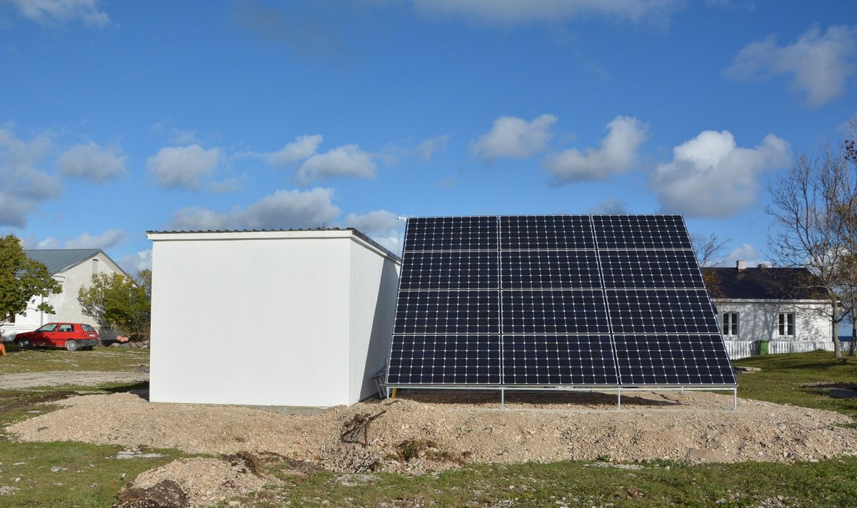 Päikeseelekter näib Eesti väikesaartele olevat üks mõistlikumaid energiasaamise lahendusi. Fotol päikesepaneelid Osmussaarel.