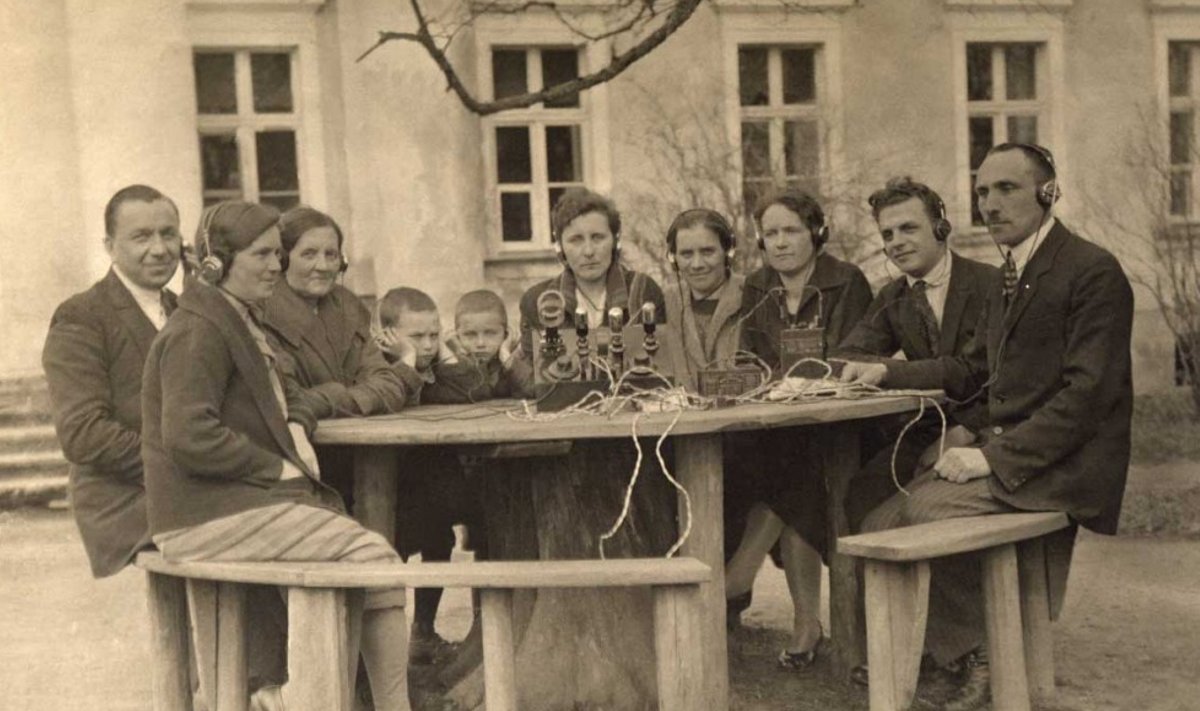 Raadio, jagatud elamus. Esimesed raadiovastuvõtjad jõudsid Eestisse 1920. aastatel. 1940. aastaks oli raadioomanikke üle Eesti umbes 100 000.