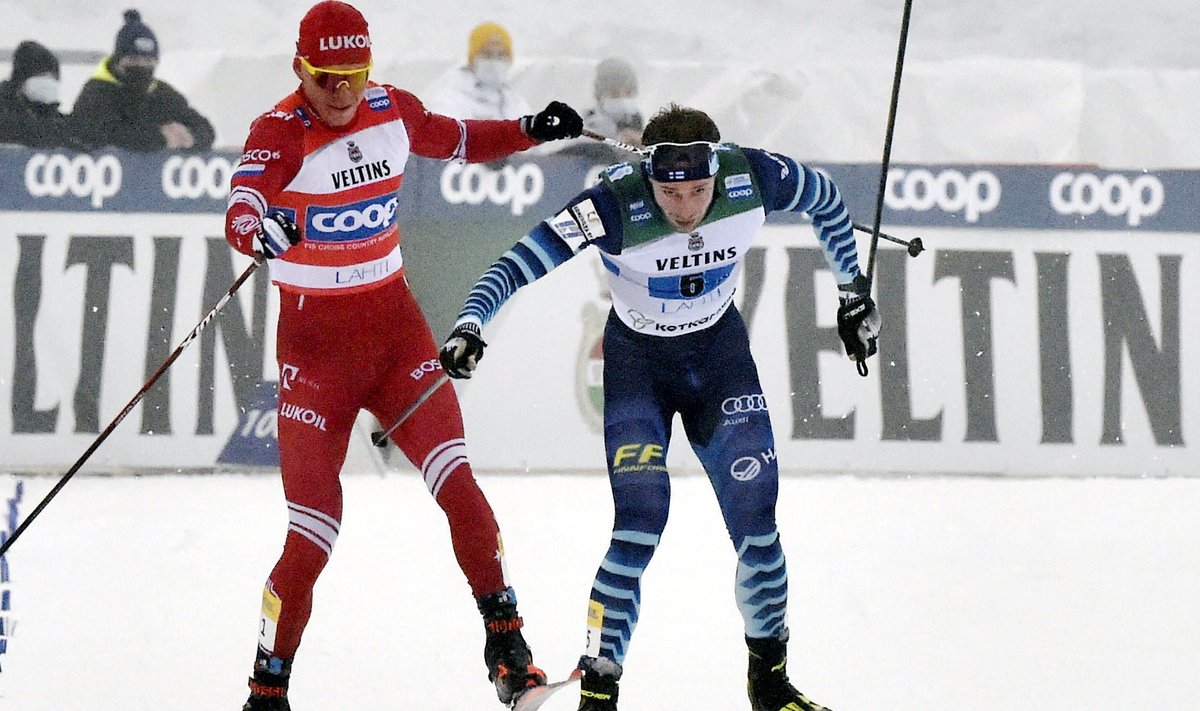 Aleksandr Bolšunov ja Joni Mäki finišisirgel.