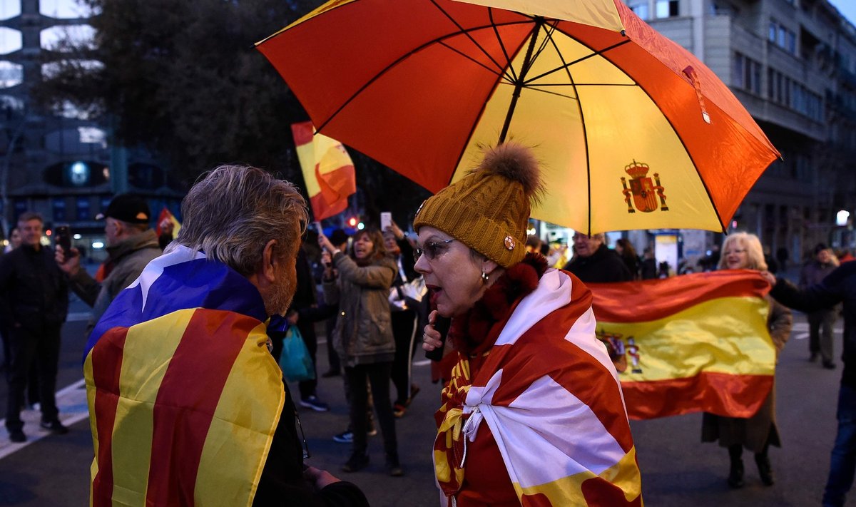 Kataloonia iseseisvuse pooldaja (vasakul) ja vastane pühapäevasel meeleavaldusel, millega võeti vastu Barcelonasse saabunud Hispaania kuningas Felipe VI.