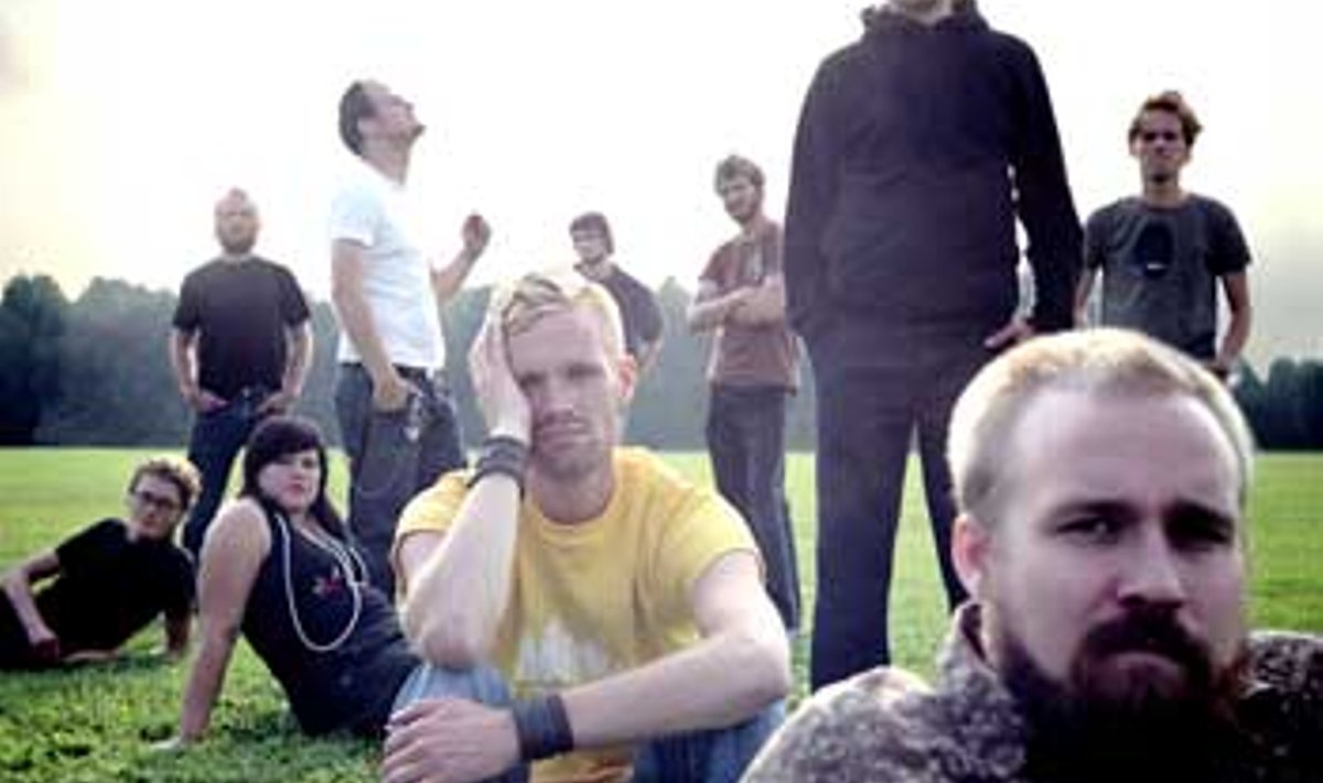 JAGA JAZZIST: Lars Horntveth (esiplaanil kollase t-särgiga) ja tema üheksa sõpra. Ninja Tune