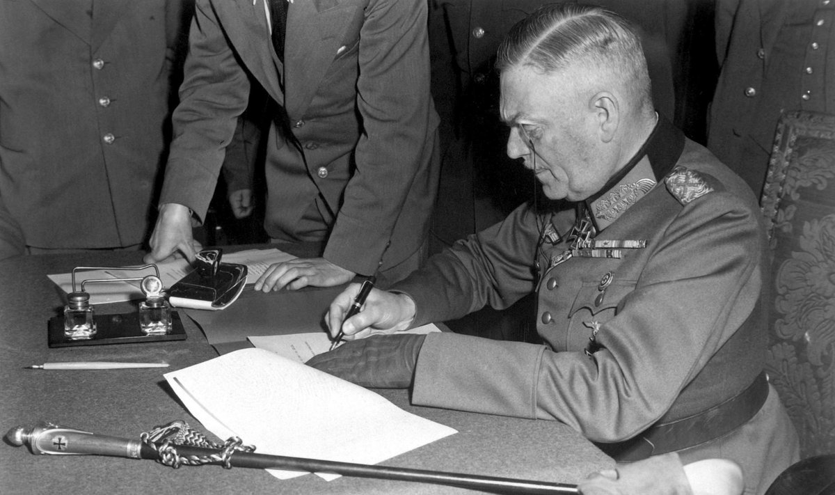 Начальник штаба Верховного командования вермахта Вильгельм Кейтель подписывает капитуляцию Германии во Второй мировой войне