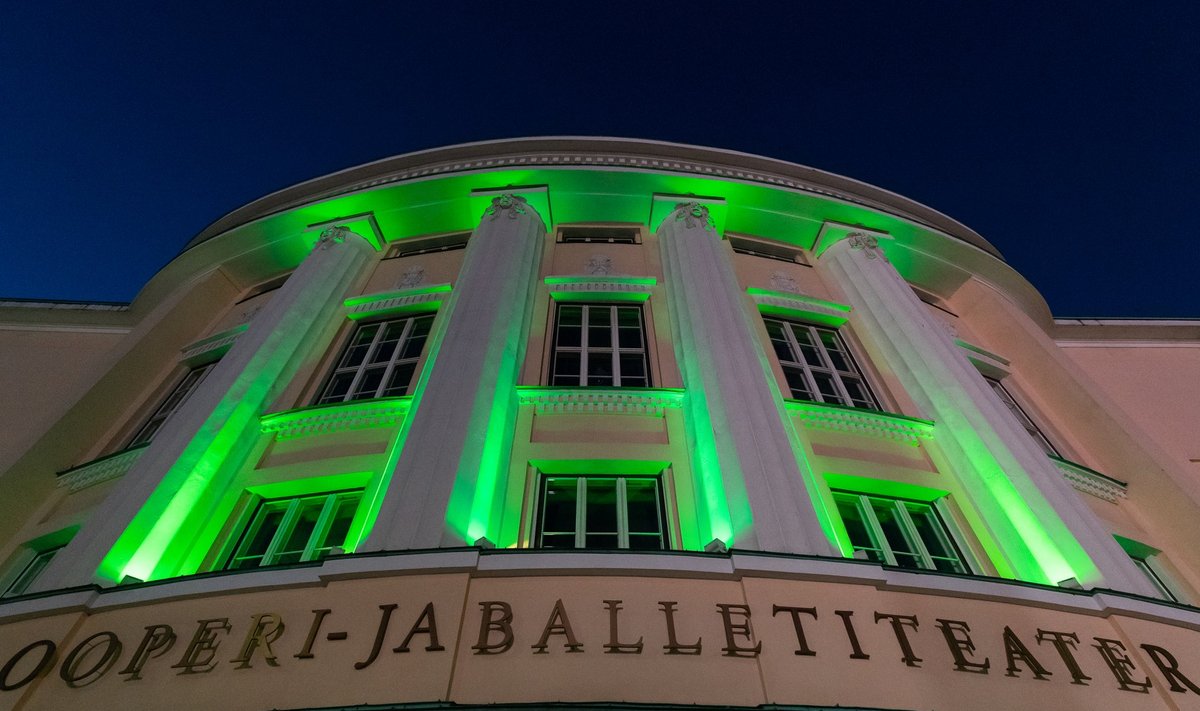 Tallinn, 09.04.2020. Rahvusooper Estonia värvus kriisiga võitlemise toetuseks roheliseks.