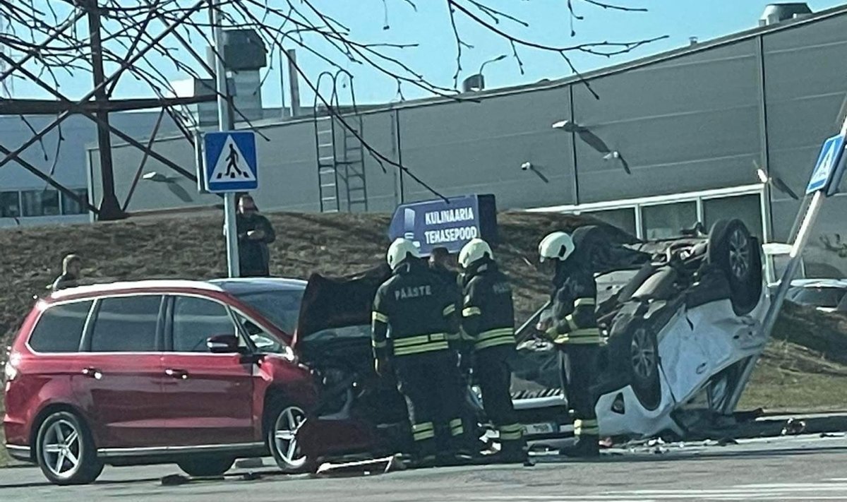 FOTO | Lasnamäel juhtus raske avarii, kus sai viga kolm inimest - Delfi